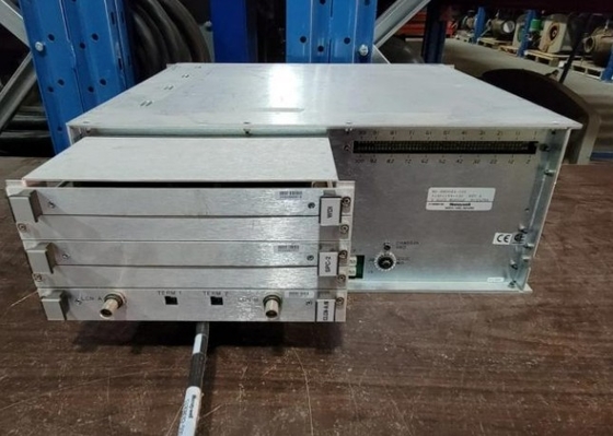 Honeywell 51402199-100 Obudowa systemu sterowania przemysłowego z płytami obwodami