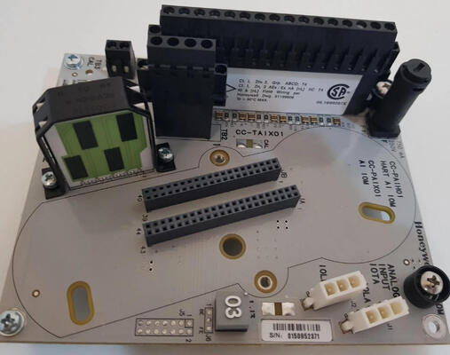 Honeywell CC-TAIM01 Moduł analogicznego wejścia niskiego poziomu z 64 wprowadzeniami całkowicie izolowanymi dla termoparów i termorezystorów (-40 °C do +70 °C)
