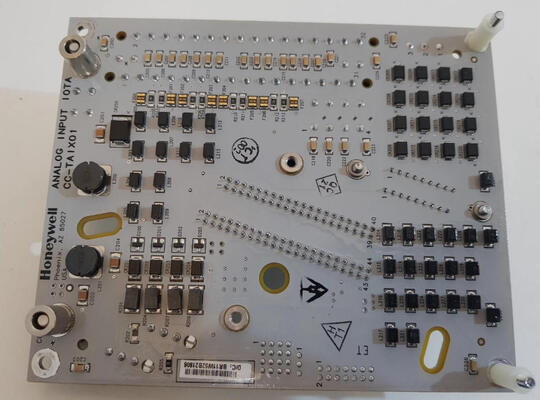 Honeywell CC-TAIM01 Moduł analogicznego wejścia niskiego poziomu z 64 wprowadzeniami całkowicie izolowanymi dla termoparów i termorezystorów (-40 °C do +70 °C)